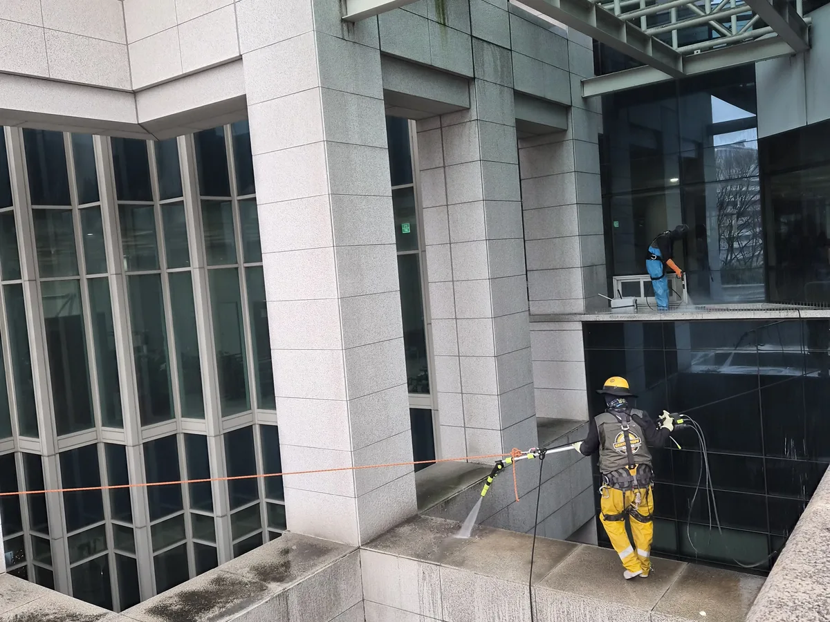 충주시 목벌동 상가건물 옥상 파라펫 장비 주변 정밀 위생청소 사례 - 행진크린