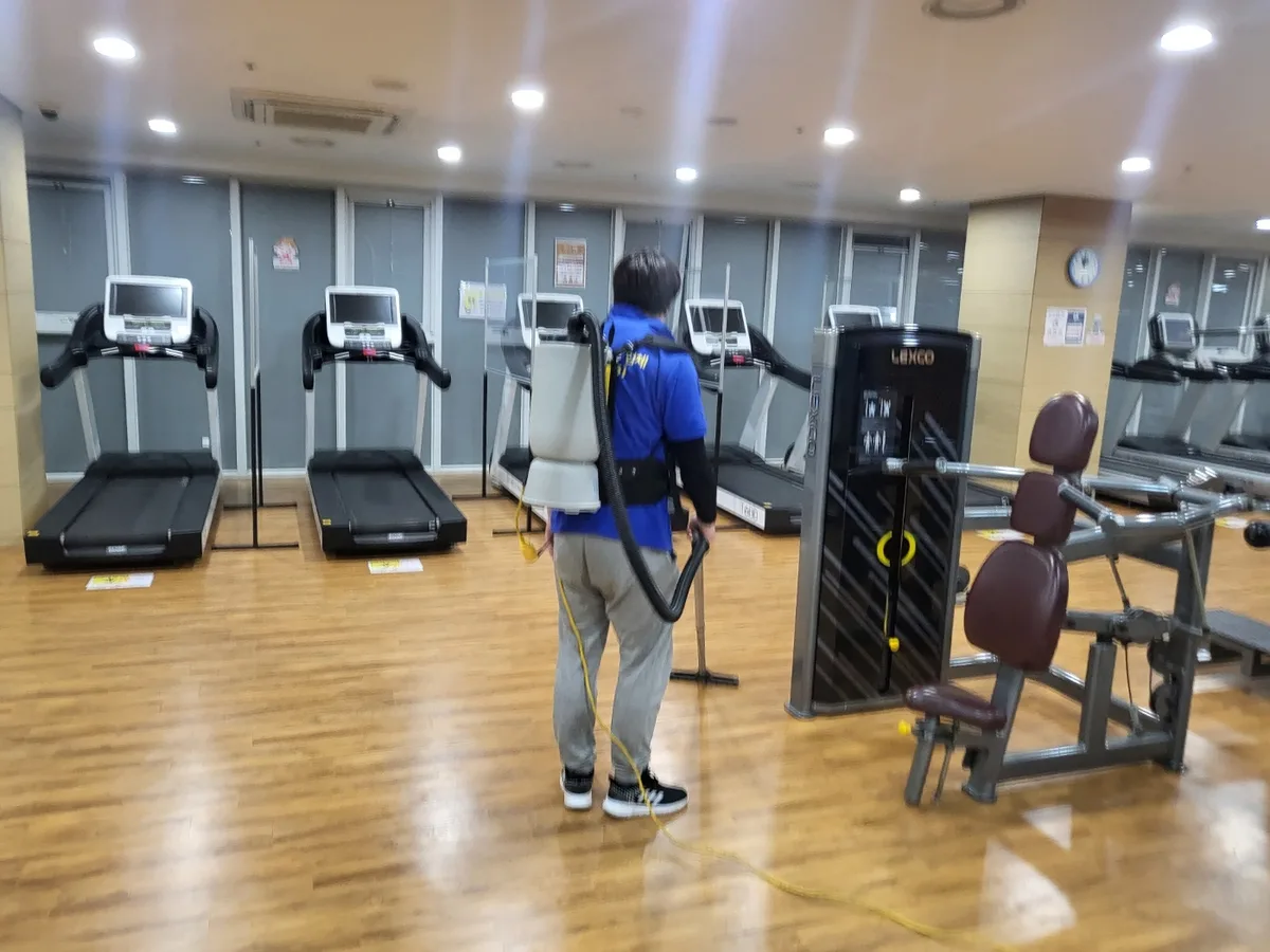 청주시 청원구 오동동 헬스장 샤워실 장비 주변 정밀 위생청소 사례 - 행진크린