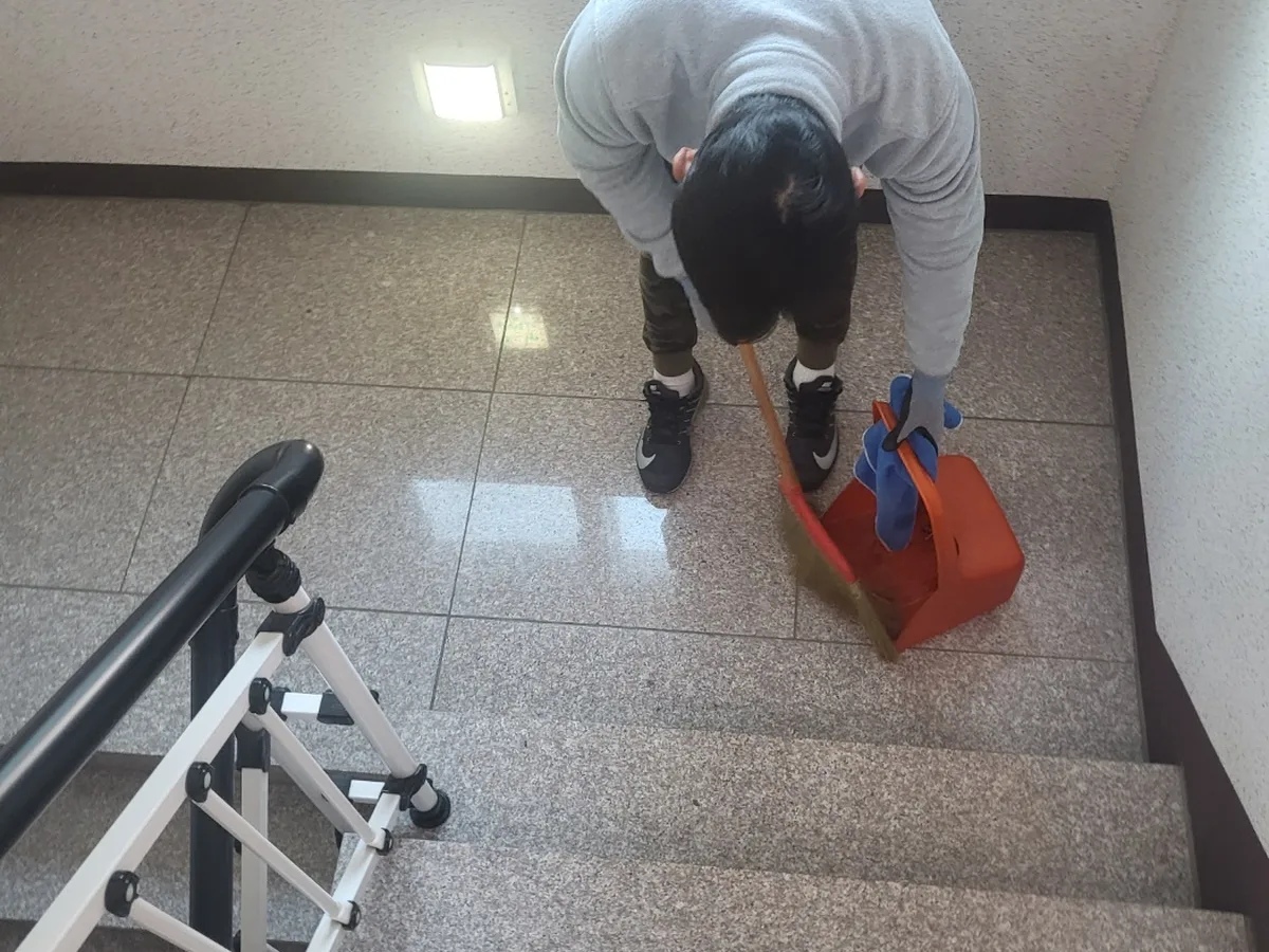 청주시 흥덕구 봉명동 빌라 공동현관 장비 주변 정밀 위생청소 사례 - 행진크린