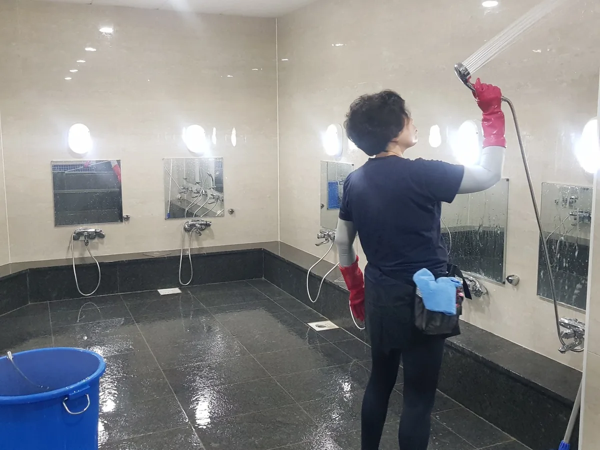 제천시 수산면 목욕탕 탈의실·파우더룸 바닥 위생청소 사례 - 행진크린